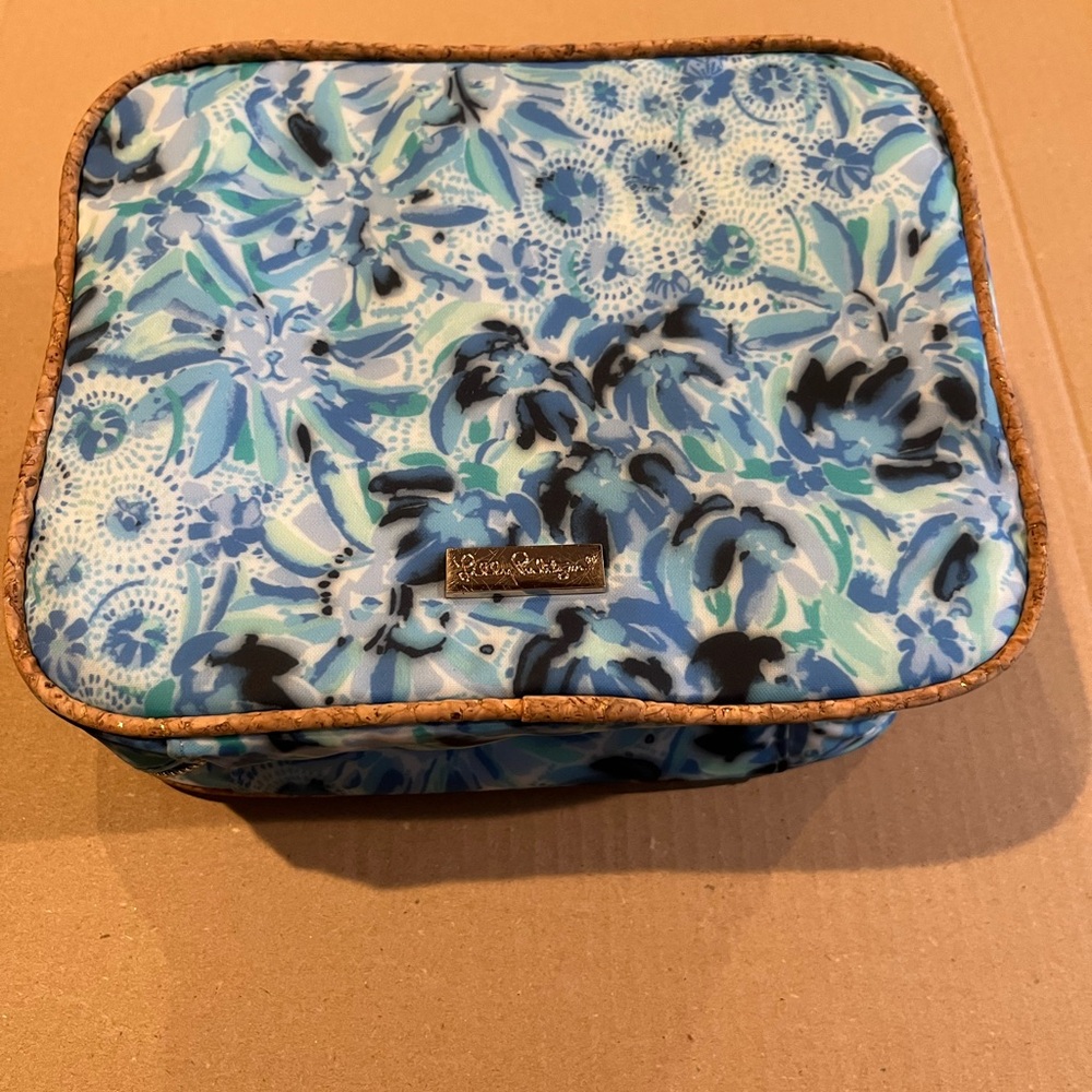 Lilly Pulitzer Blue colors and White Floral Lunch Bag